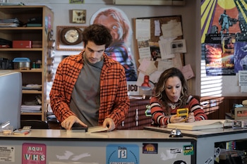 Álvaro Mel y Celia Morán en una imagen promocional de 'Cochinas'. (Prime Video)