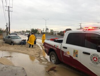 Elementos de Protección Civil auxilian