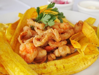La jalea cierra el ranking con 4,4 puntos. Taste Atlas la describe como un plato marino preparado con pescado frito y diversos mariscos, servido tradicionalmente con chifles, salsa criolla y cancha.