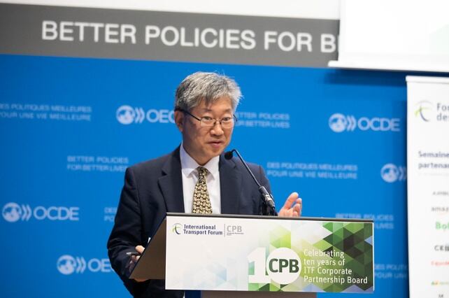 El secretario general del ITF, Young Tae Kim, dio la bienvenida a Panamá, Ghana y Perú, manifestando que su incorporación refuerza la visión del Foro como plataforma verdaderamente global. Tomado de ITF