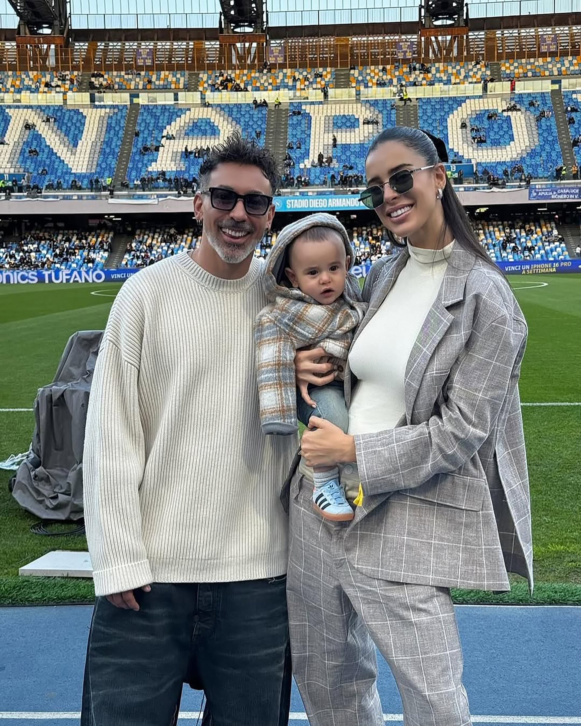 La visita de Lavezzi al estadio del Napoli junto a su novia y su hijo