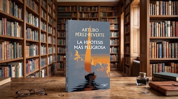 Libro titulado La hipótesis más peligrosa sobre una mesa de madera junto a unas gafas y un tintero, con estanterías llenas de libros de fondo.
