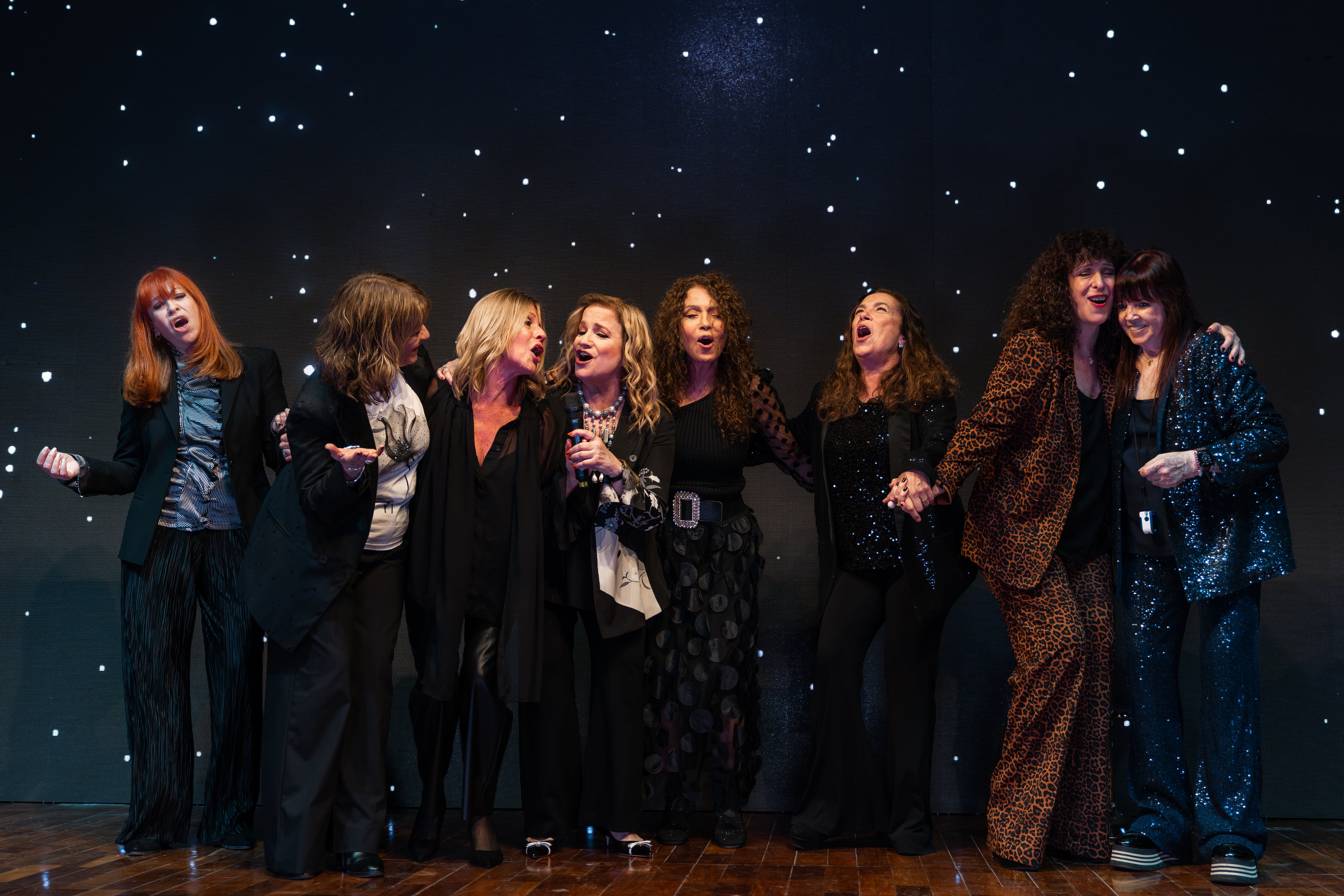 En la celebración hubo canto: Manuela Bravo, Katie Viqueira, Marcela Morelo, Lucía Galán, Patricia Sosa, Sandra Mihanovich, Julia Zenko y Marilina Ross