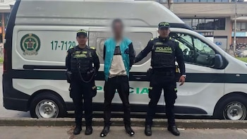 Las cámaras de seguridad de Chapinero Alto captaron el intento de robo de un celular a una mujer en plena vía pública de Bogotá - crédito @SeguridadBOG / X