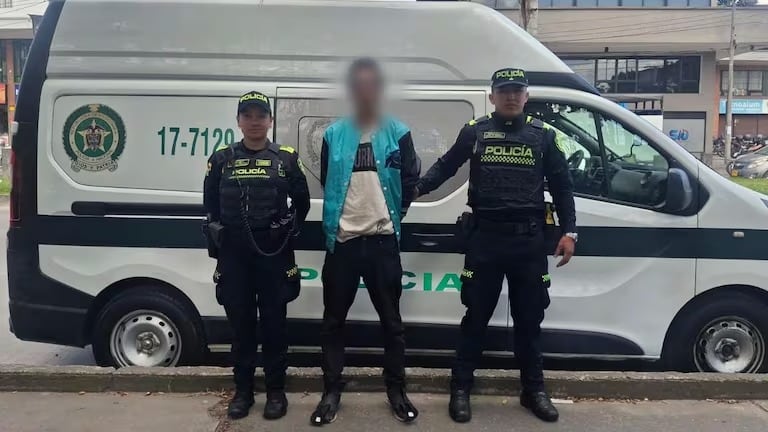 Las cámaras de seguridad de Chapinero Alto captaron el intento de robo de un celular a una mujer en plena vía pública de Bogotá - crédito @SeguridadBOG / X