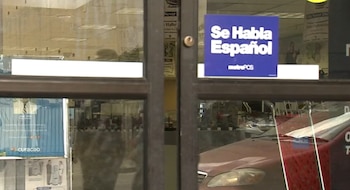 Entrada de vidro para armazenar com placa azul