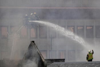 Varios bomberos combaten el incendio