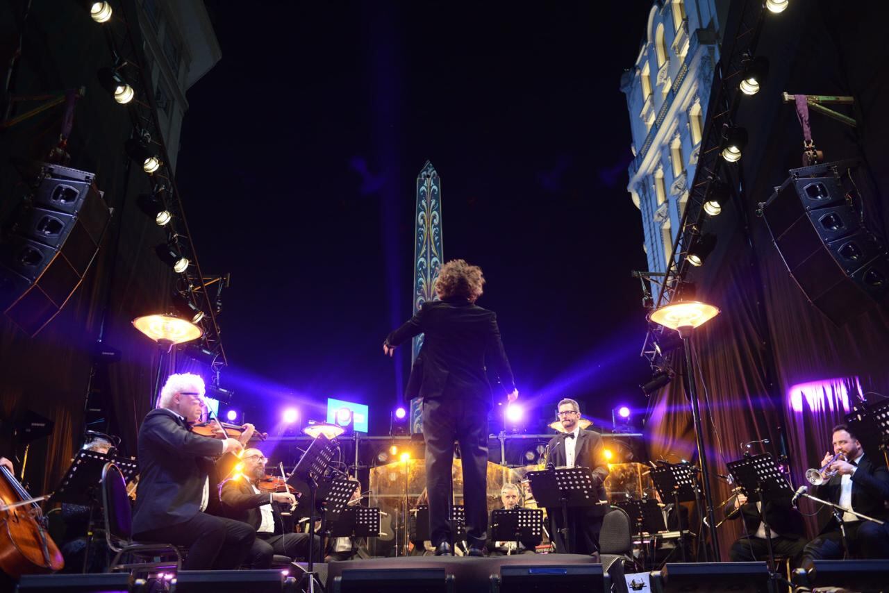 La Orquesta de Cámara Mahler acompañó en vivo el show visual proyectado sobre el monumento