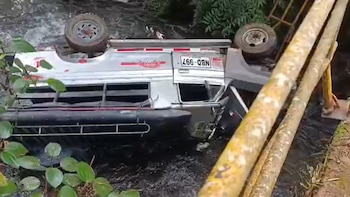 Un bus escolar cayó a un río en Villacarmelo, zona rural de Cali: murió el conductor y tres menores salieron ilesos