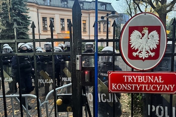 Agentes de policía custodian la entrada al Tribunal Constitucional de Polonia en la capital del país, Varsovia, este sábado 31 de octubre (AP Foto/Rafal Niedzielski)