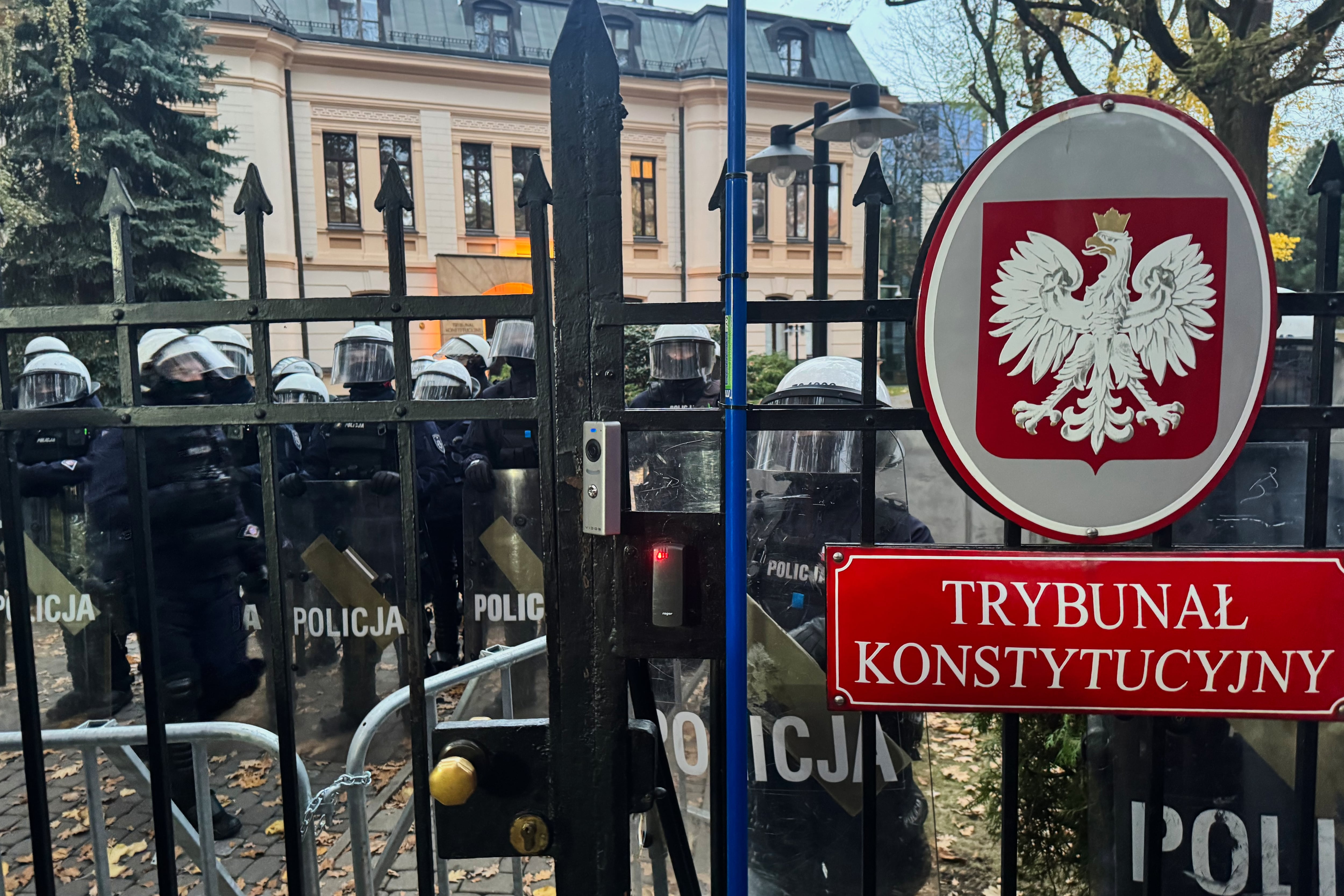 Agentes de policía custodian la entrada al Tribunal Constitucional de Polonia en la capital del país, Varsovia, este sábado 31 de octubre (AP Foto/Rafal Niedzielski)