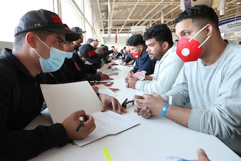 Tan pronto llegan a Venezuela, funcionarios del Sebin entrevistan a los deportados y revisan sus antecedentes. Venezuela's Interior and Justice Ministry/Handout via REUTERS ATTENTION EDITORS - THIS IMAGE HAS BEEN SUPPLIED BY A THIRD PARTY