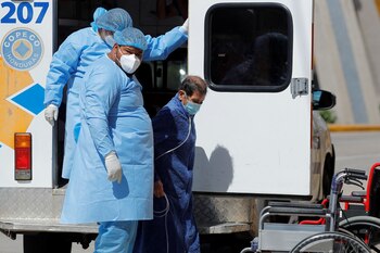 Personal médico atiende a un hombre con sospechas de padecer covid-19, afuera del Hospital San Felipe, en Tegucigalpa (Honduras), en una fotografía de archivo. EFE/ Gustavo Amador