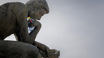 El origen poco conocido de “El pensador”, la escultura que simboliza la reflexión humana