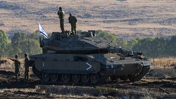 Soldados israelíes, con un tanque