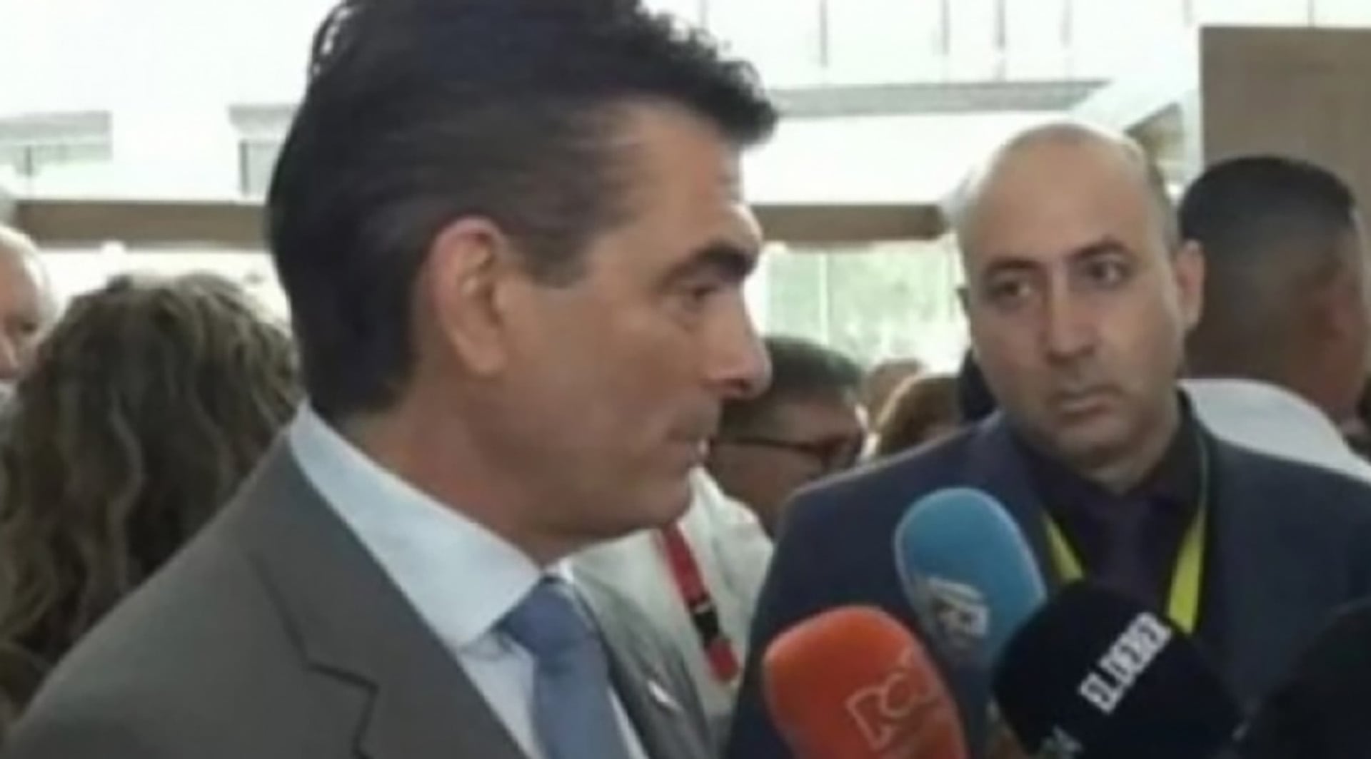 Fernando Cerimedo, asesor de Rodrigo Paz, observa al presidente durante una entrevista en Panamá en enero de 2026.