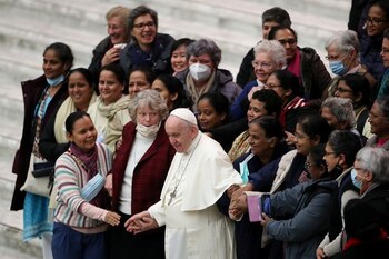 El papa Francisco saluda a