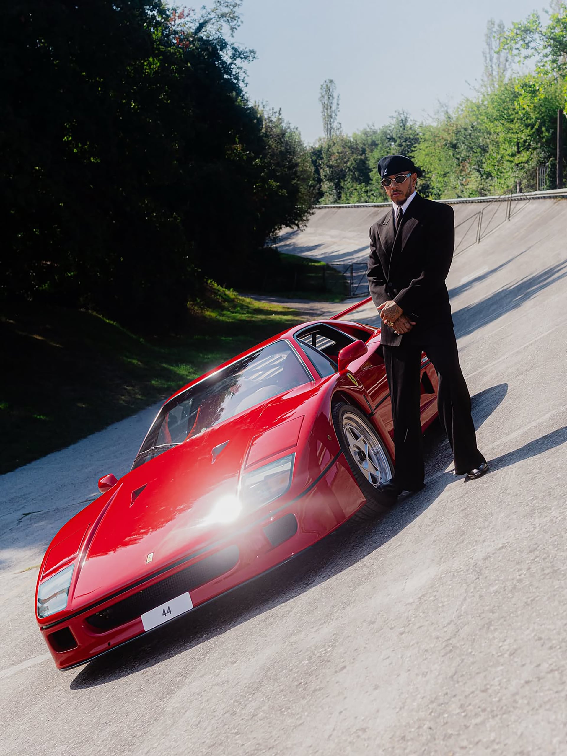 Lewis Hamilton hizo una producción de fotos con su flamante F-40 en el trazo abandonado del circuito de Monza