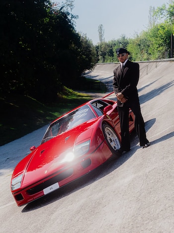 Lewis Hamiltona arribó con su Ferrari F40 a Monza para correr en la Fórmula 1