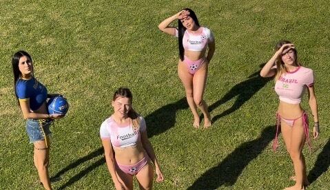 La policía en ropa interior con amigas