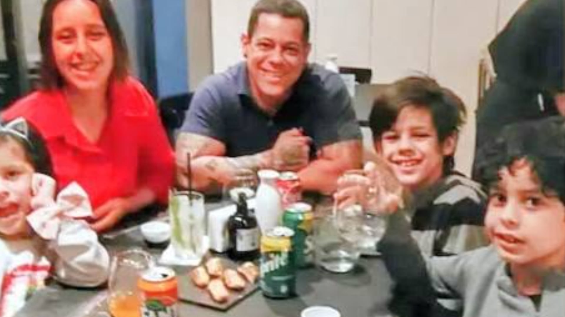 El asesino junto a la familia en una foto de algunos años atrás
