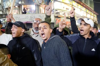 La gente participa en una