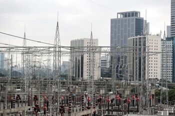 En medio de la demanda