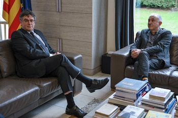 El secretario general de la UGT, Pepe Álvarez, y Carles Puigdemont en Waterloo. (EFE/Gonzalo García Moreno)