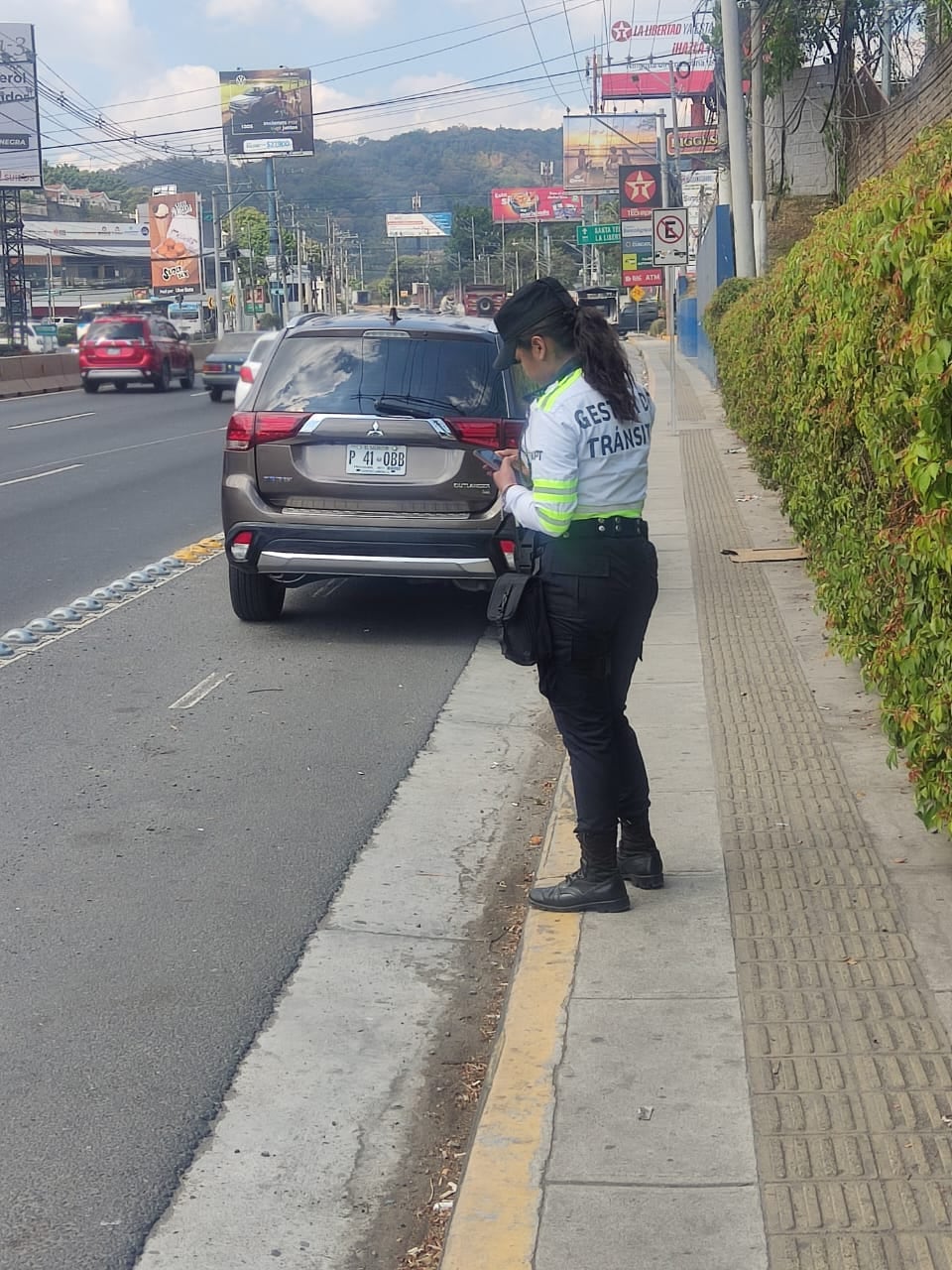 Las autoridades ya han sancionado a automovilistas que invaden ciclovías en El Salvador./(Viceministerio de Transporte)