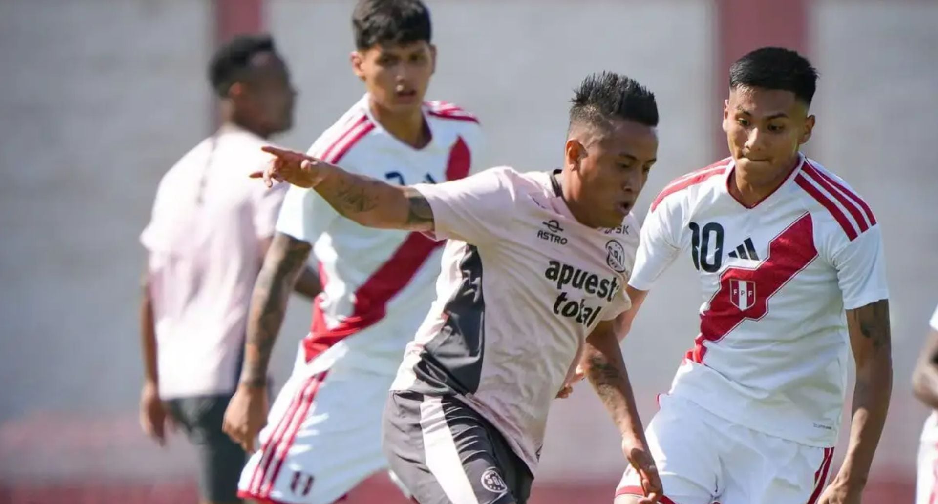 Ante las preguntas sobre la selección peruana, Cueva fue enfático y decidió no responder. El volante sostuvo que está en competencia con Sport Boys y que su prioridad es el encuentro que queda. (FPF)