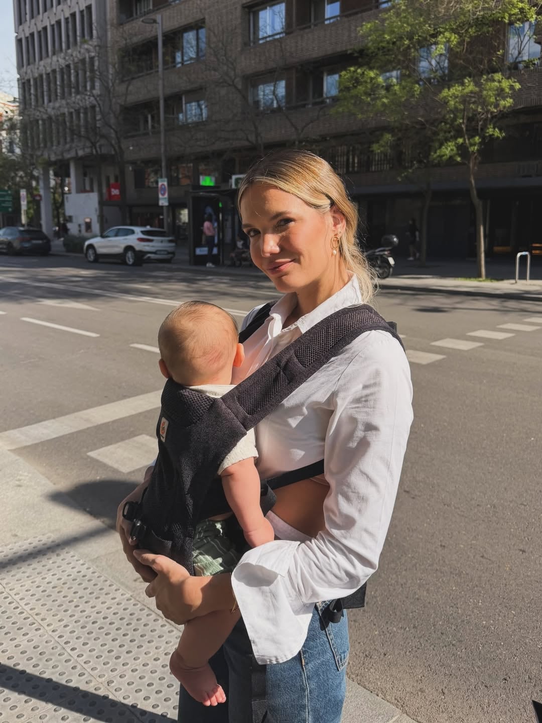 Eva eligió un look casual compuesto por un jean y una camisa blanca