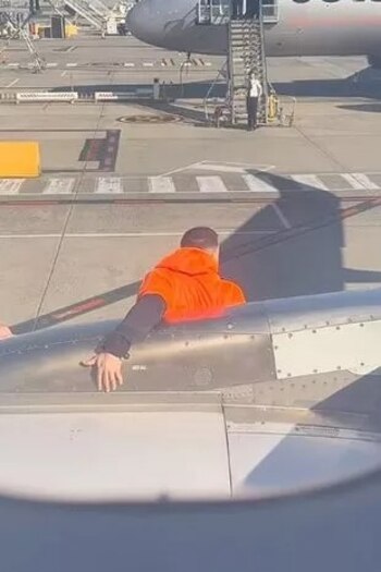 El hombre caminó sobre el