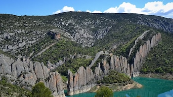 El pueblo catalán con su propia “gran muralla china”: perfecto para hacer rutas y explorar paisajes únicos