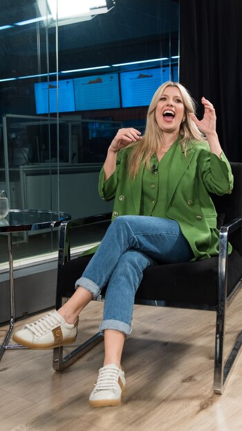 En su casa, donde convive