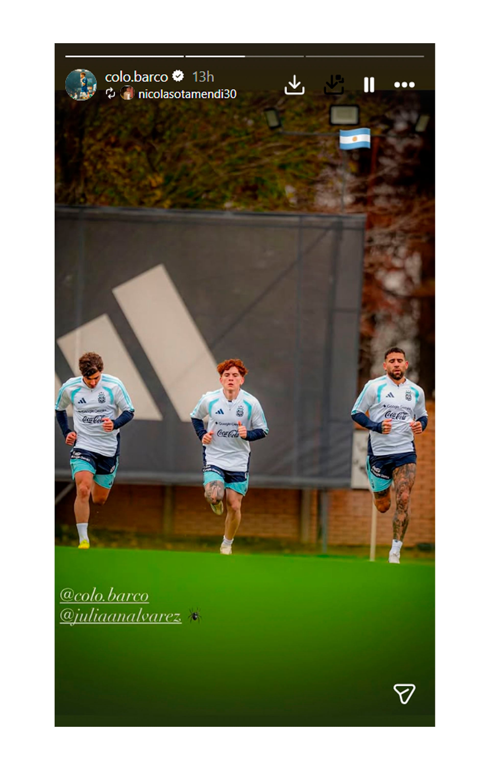 El Colo Barco junto a Julián Álvarez y Nicolás Otamendi durante una práctica en el predio de Ezeiza (Instagram)