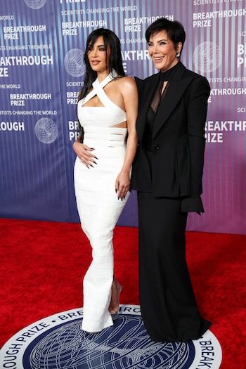 Kim Kardashian y Kris Jenner construyen armonía por oposición con blanco acanalado y negro translúcido (REUTERS/Mario Anzuoni)