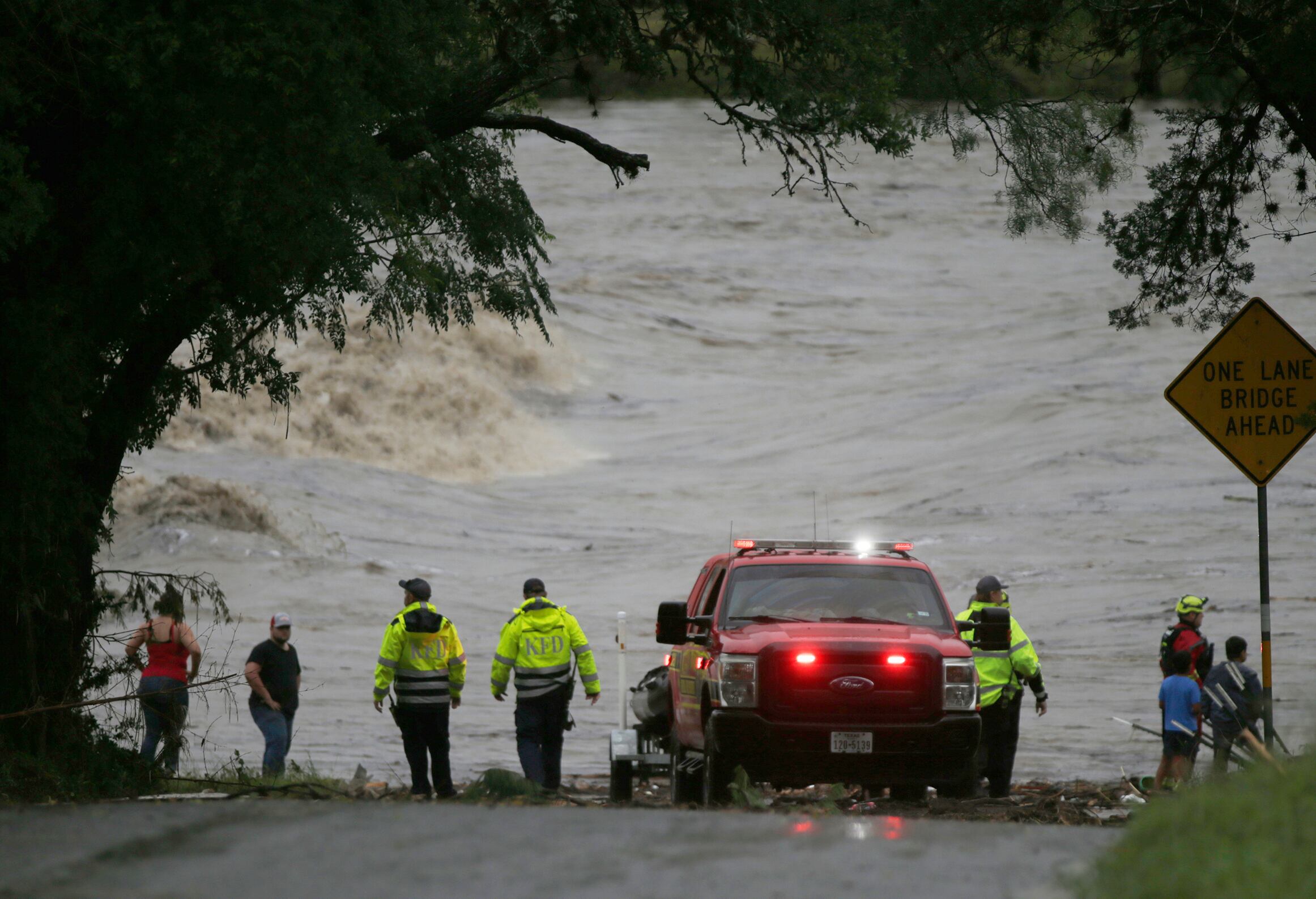 Personas sufren afectaciones por inundaciones severas en Texas. (Michel Fortier/The San Antonio Express-News vía AP)