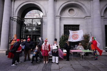 Varias personas aguardan ya este