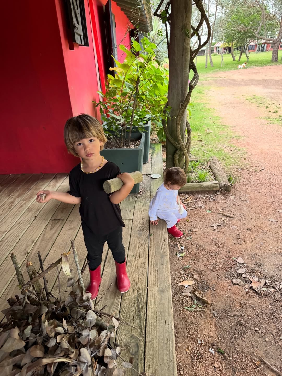 Tao y Bee juegan y exploran la naturaleza en su hogar en el campo de Uruguay