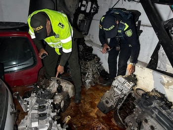 La Policía Nacional capturó a dos hombres en Barrios Unidos tras hallar 13 motores de vehículos con series de chasis borradas durante una inspección - crédito Mebog