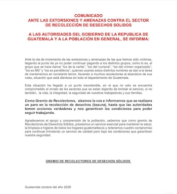 Dos camiones amarillos estacionados en una calle con trabajadores que descargan bultos y un hombre en primer plano