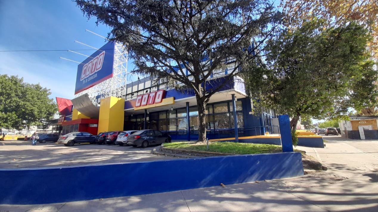 En el predio a rematar en Retiro, actualmente, funciona un supermercado