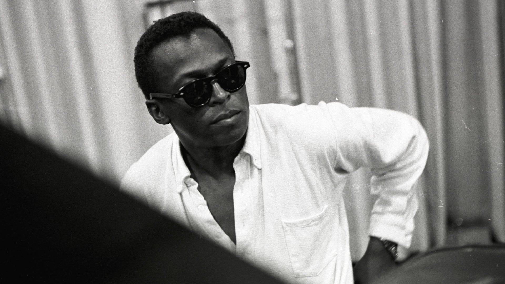 Miles Davis en una escena del documental Birth of the Cool (2019). La producción retrata la evolución de su sonido y su imponente presencia escénica (Grosby)