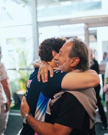 El abrazo entre Franco Colapinto