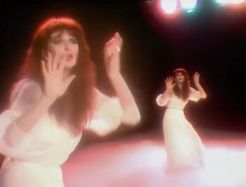 Kate Bush en el videoclip