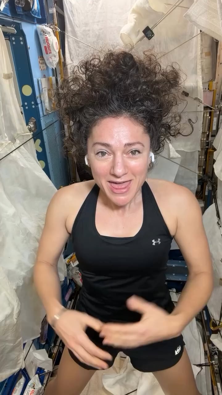 La microgravedad hace que el cabello gane volumen y puede hacer que el pelo rizado quede atrapado en velcro y piezas de la nave espacial (Instagram / @astro_jessica)