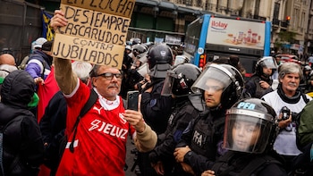 Piden enviar a juicio la causa contra el policía acusado de agredir a una jubilada en la misma marcha en la que hirieron a Grillo
