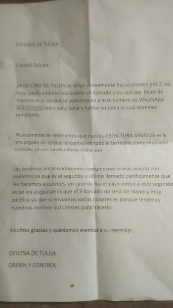Este fue uno de los panfletos que hacen parte del material probatorio con el que las autoridades explicaron el 'modus operandi' de los hombres bajo el mando de alias Carlos - crédito Gaula | Policía Nacional | Dijín e Interpol