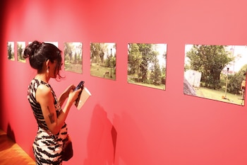 Una persona asiste a la