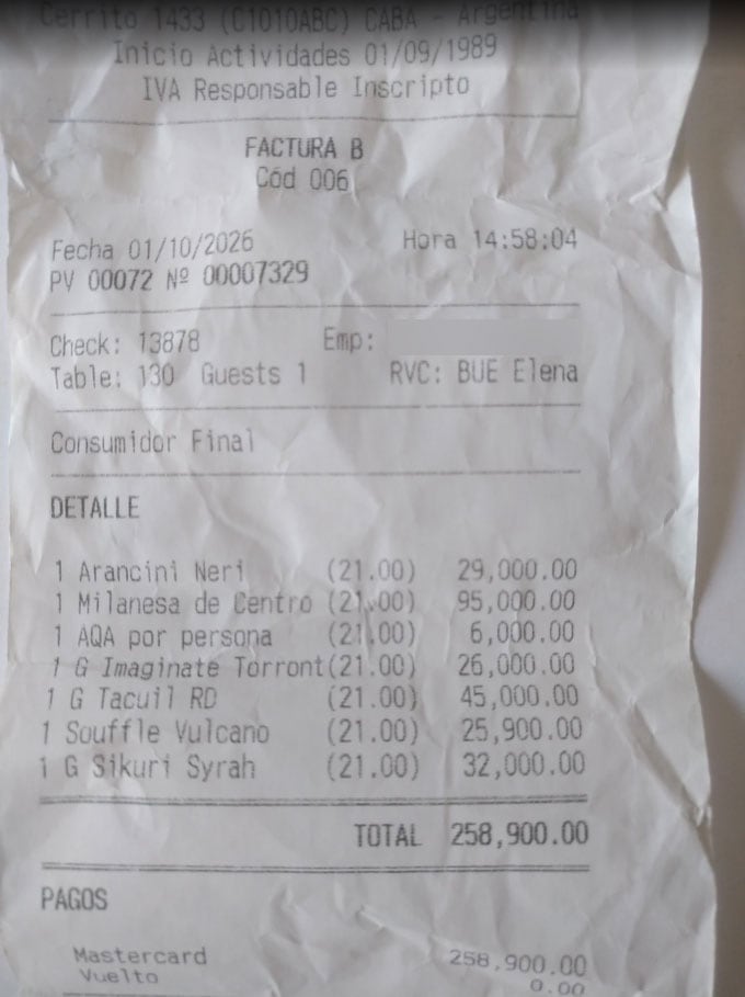 Un comprobante emitido el 1 de octubre de 2026 en el restaurante Elena registró un consumo total de $258.900 para una persona. (Mark Mool/Google Maps)